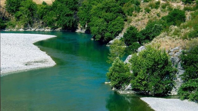 FAMILJARËT E KERKOJNË PREJ DITËSH/ Gruaja e zhdukur mund të jetë mbytur, sendet gjenden në lumin Vjosa. Gati…