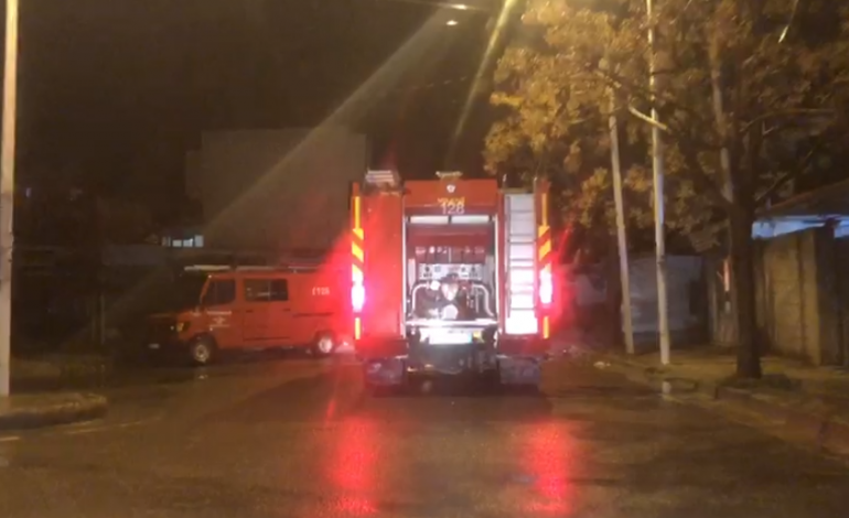 MISTER SHKAQET/ Zjarr në katin e katërt të një banese në Tiranë, policia mbërrin në vendin e ngjarjes dhe nis hetimet
