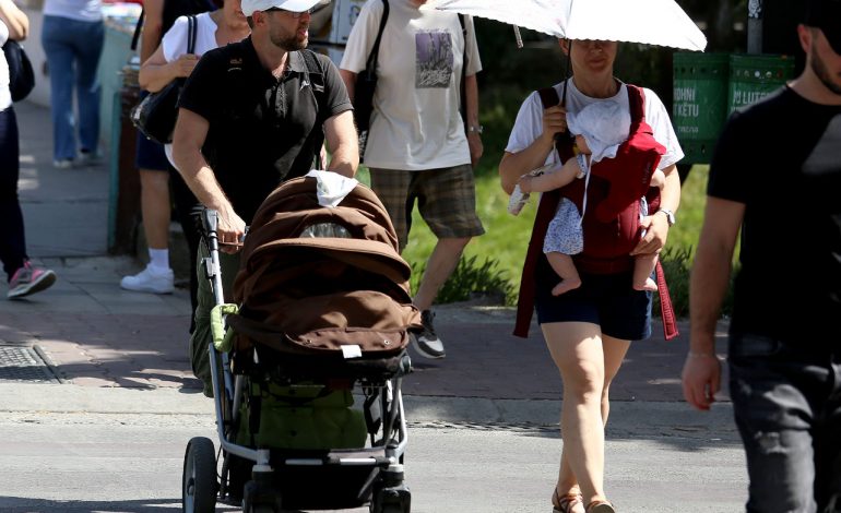 ME ÇADRA, KAPELE E RROBA TË SHKURTRA/ Si mbrohen qytetarët e Tiranës nga i nxehti përvëlues (FOTO)