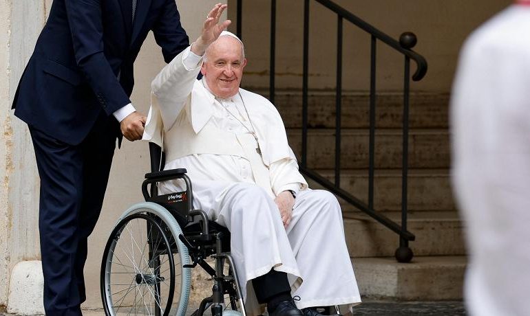 “FRYMA E KËSAJ BOTE ËSHTË E NGUTSHME”/ Papa Françesku mban predikimin e së dielës ulur në një karrocë me rrota