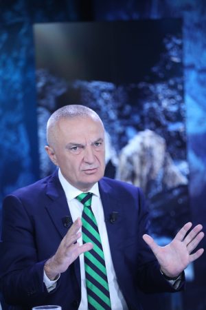 RAMA I THA “KAÇAK”/ Meta: S’më shqetëson fare një njeri që bën sherr me stjuardesën dhe e nxjerr policia nga avioni