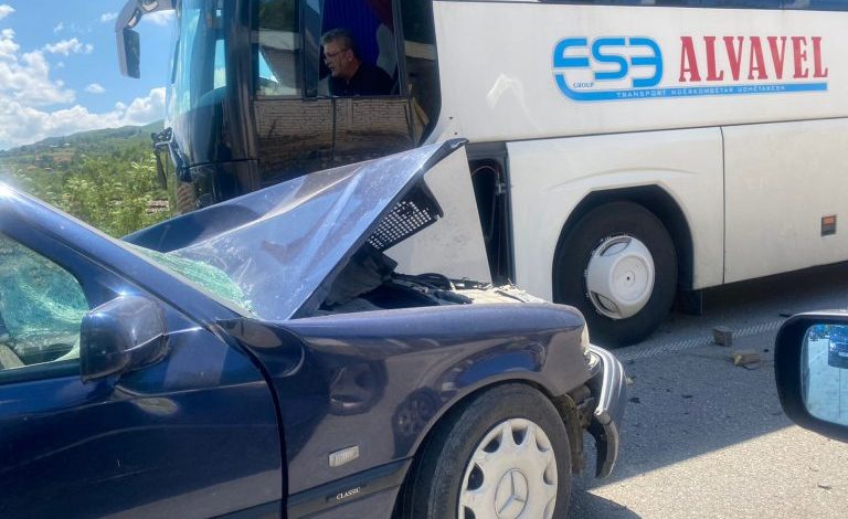 AKSIDENT NË AKSIN LIBRAZHD-PËRRENJAS/ Autobusi përplaset me makinën