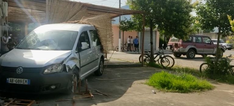 MËSUESJA SAPO ISHTE PAJISUR ME PATENTË, I MORI MAKINËN…./ Zbardhen detaje nga aksidenti në Lezhë. Mjeti përfundoi brenda në lokal