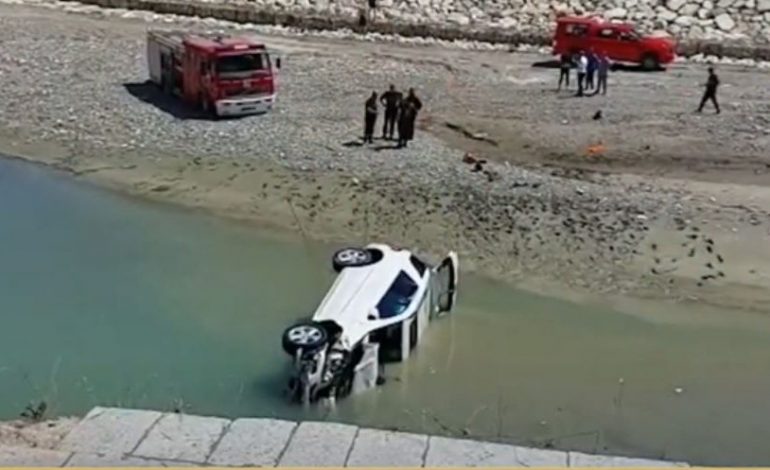 AKSIDENTI TRAGJIK NË BERAT/ Momenti kur mjeti nxirret nga lumi me autovinç (VIDEO)