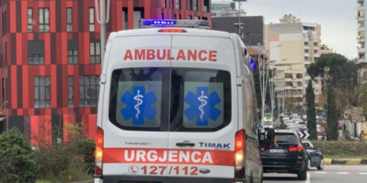 E RËNDË NË TIRANË/ 47-vjeçarja hidhet nga kati i katërt i pallatit, ndërron jetë në spital