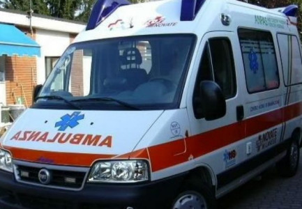 AKSIDENT ME TRE TË PLAGOSUR/ Makina del nga rruga dhe përplaset me murin rrethues të një magazine