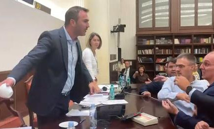“MË PROVOKUAN…”/ I “fluturoi” filxhanin rivalëve opozitar, deputeti tregon arsyen: Përdorën fyerje nga më të ndyrat