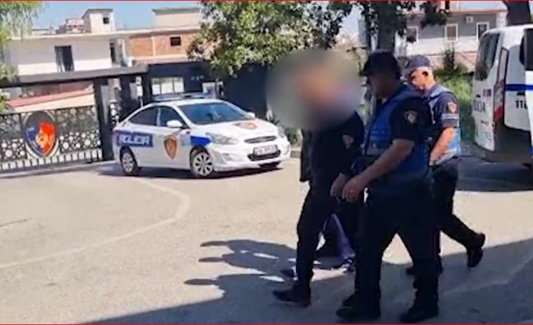 BABË E BIR ARRESTOHEN NË FIER/ Të shpallur në kërkim për prodhim dhe shitje narkotikësh