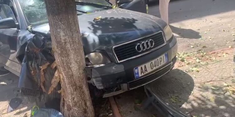 AUDI PERPLASET ME PEMËN NË SARANDË/ 4 të lënduar, mes tyre një fëmijë