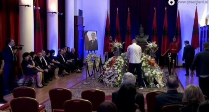 INCIDENT NË HOMAZHET PËR NISHANIN/ Familjarët e ish-presidentit heqin kurorën që çoi Lulzim Basha (VIDEO)