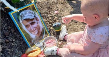 USHTARI I RËNË NË LUFTË/ Vogëlushja ukrainase viziton varrin e të atit për ditëlindje