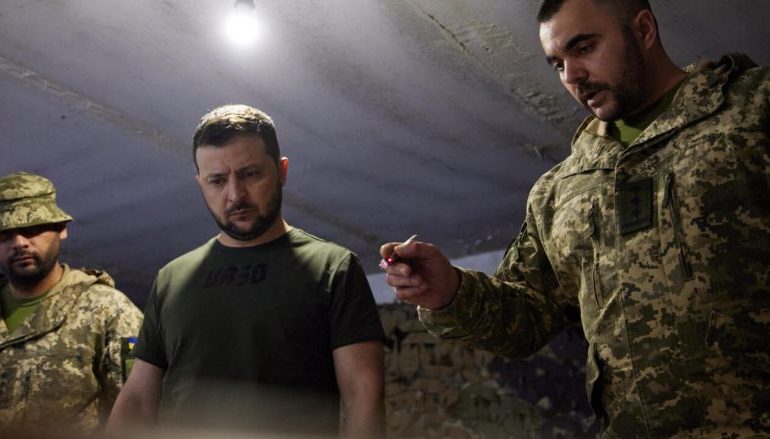 ZELENSKY NË VIJËN E FRONTIT TË DONABSIT/ Viziton trupat e tij që po luftojnë me agresorin rus