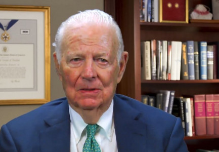 “ISHA DËSHMITAR SI SHQIPËRIA FESTOI…”/ Ambasada e SHBA publikon mesazhin e James Baker: Teksa qëndroja para 300 mijë shqiptarëve, u mallëngjeva dhe…