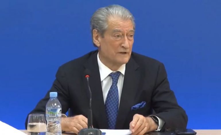“ME PRESIDENTIN, U VARROS SISTEMI DEMOKRATIK”/ Berisha: Pas rënies së komunizmit të gjitha pushtetet janë në duart e…