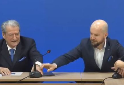 “TË MARRËSH MIKROFONIN TIM…”/ Berisha prezanton drejtorin e ri të Komunikimit! “Shpërthejnë” të qeshurat në konferencën me gazetarët
