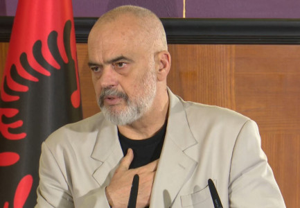 SAZANI KATËR DITË NË FLAKË/ Rama: Kur vjen një mjet në ndihmë nga jashtë nuk është për të qarë hallin! Edhe Greqia kështu bën
