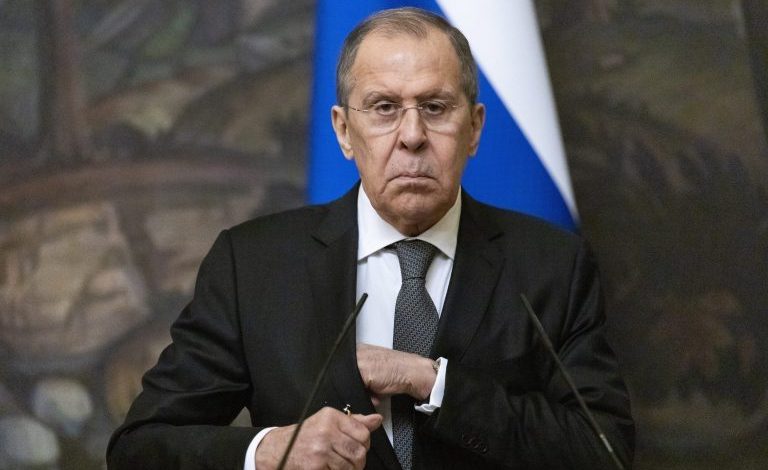 RUSIA NGRE TONET NDAJ PERËNDIMIT/ Lavrov: BE dhe NATO si Hitleri, po përgatisin luftë kundër nesh