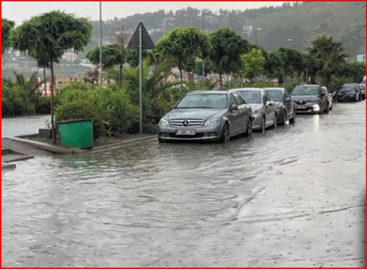 SHIU PËRMBYT RRUGËT NË SHËNGJIN/ Ujërat e zeza dalin në sipërfaqe, pushuesit boshatisin plazhin