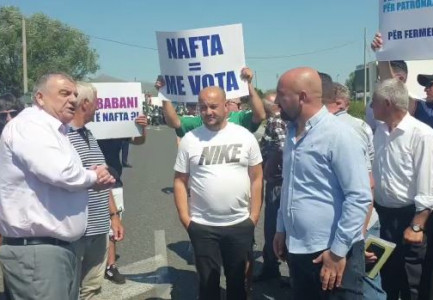 “NAFTA IKU NË DREJTIM TË PADITUR”/ Fermerët e bashkisë së Vaut të Dejës në protestë: Subvencionet tona ia dhanë militantëve