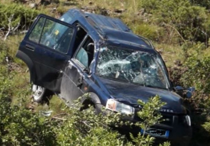 AKSIDENT I FRIKSHËM/ Fouristrada del nga rruga dhe merr përpara mbrojtësen anësore dhe shtyllën e ndriçimit