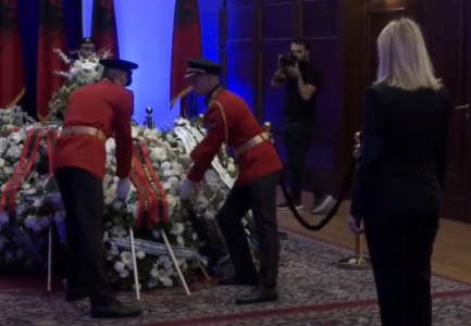 VIDEOLAJM/ Ministrja e Bujqësisë e para e kabinetit qeveritar që bën homazhe në nder të ish-Presidentit Bujar Nishani