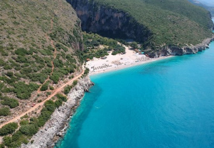 TRE TURISTË NGECIN NË GJIPE/ Shpëtohen nga forcat e policisë së Himarës, një grua pëson dëmtime pas koke, dërgohet me urgjencë në spital