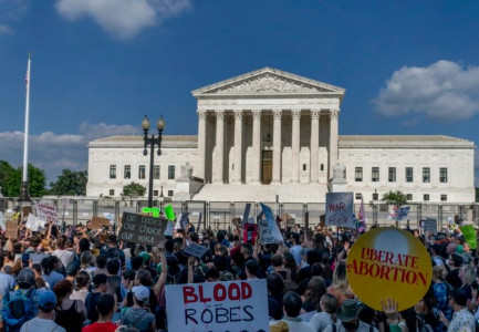 “MUNDTË NDALOHET NË GJYSMËN E SHTETEVE”/ Debate në SHBA për ligjin e abortit, ja reagimet që solli vendimi i Gjykatës së Lartë