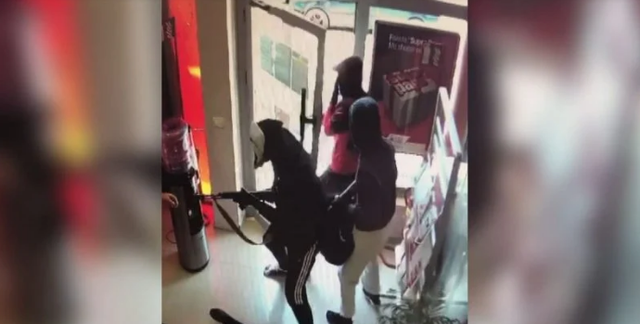 DEL VIDEO/ Me kallash në duar përplasin në tokë rojen: Momenti i grabitjes së bankës në Koplik