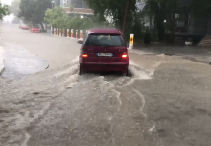 PAMJET/ Dy orë reshje shiu përmbytin Gramshin, ujëra e zeza “plasin” në qytet! Bllokohen rrugët