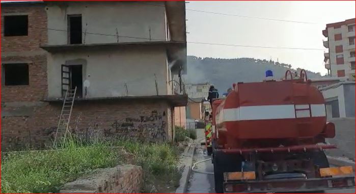 FËMIJËT E LAGJES I VENË ZJARRIN/ Shkrumbohet vila 3-katëshe në Berat, pronarët… (VIDEO)