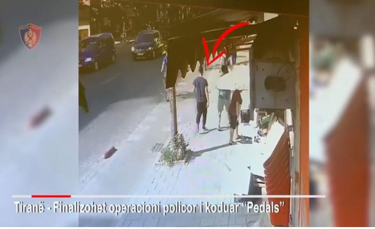 PAMJET/ Kapen katër “skifterët” e biçikletave në Tiranë, ja momenti kur “rrëmbejnë” njërën nga trotuari