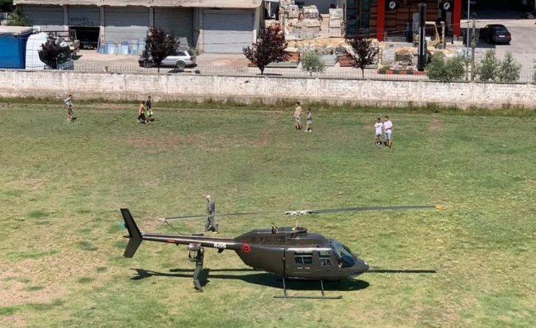 ÇFARË NDODHI? Një helikopter i ushtrisë ulet në fushën e sportit në Librazhd (FOTO)