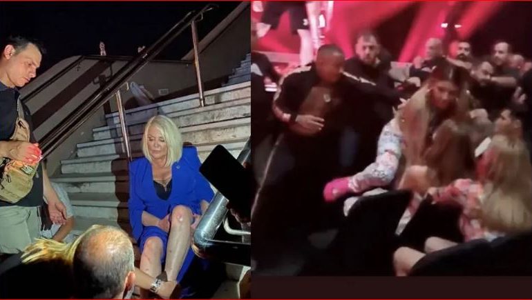 PLAS SHERRI NË EVENTIN MUZIKOR NË ATHINË/ Plagoset moderatorja e njohur dhe këngëtarja Elena Paparizou (VIDEO)
