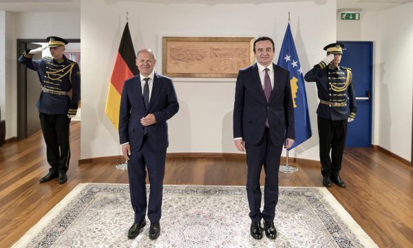KANCELARI GJERMAN NË PRISHTINË/ Kurti ia thotë në sy: Në fund të vitit aplikojmë për statusin e vendit kandidat në BE…