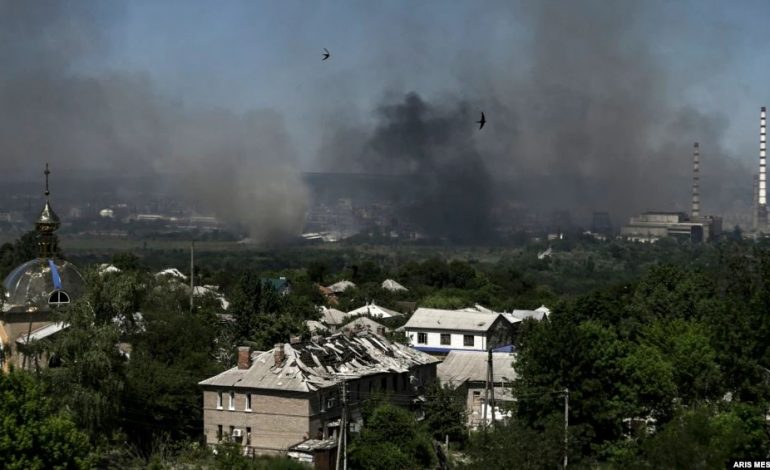 LUFTA VIJON/ Rusët sulmojnë pallatin në një qytet në jug të Ukrainës, raportohet për 2 të vdekur dhe 3 të plagosur