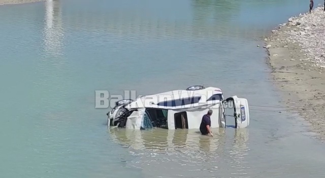 TRAGJIKE/ Humbi kontrollin e automjetit dhe ra në lumë, humbin jetën nëna dhe fëmija 6 vjeç
