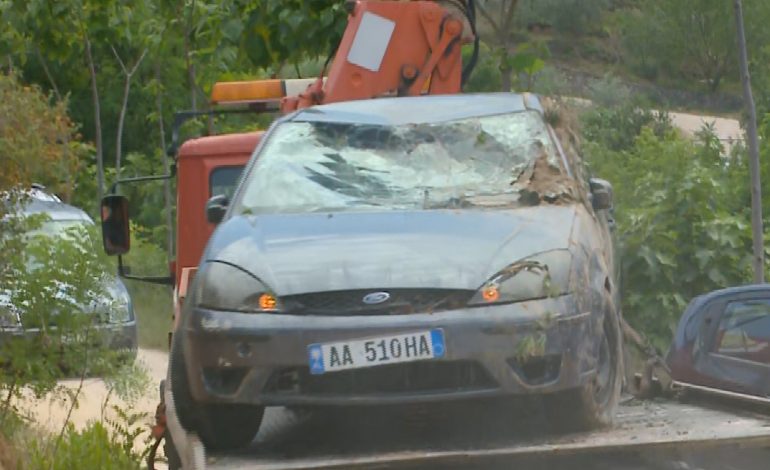 TRAGJEDIA NË REZERVUARIN E ÇEKREZËS/ Nxirret makina e dy të rinjve që humbën jetën, momenti kur mjeti largohet nga vendngjarja