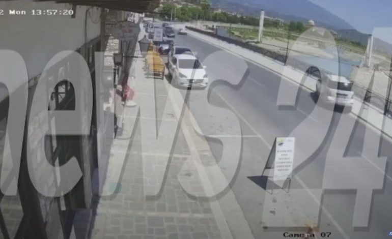 PAMJET TRONDITËSE/ Ja momenti kur makina me nënë dhe djalin thyen kangjellat dhe përfundon në lumin Osum