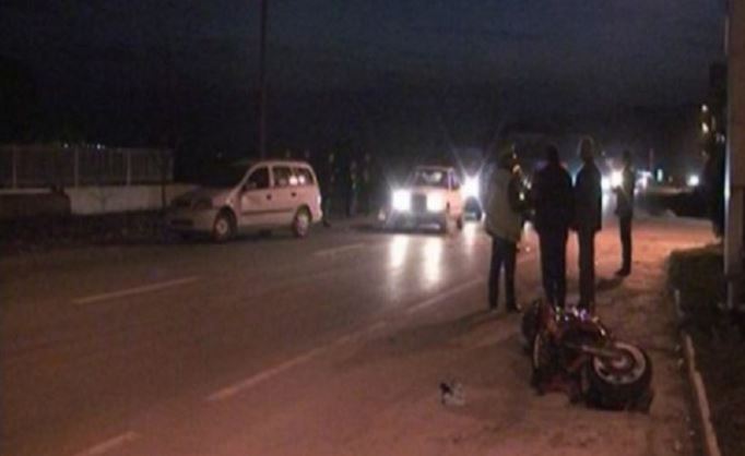 E RËNDË/ Makina përplaset me motorin në aksin Shkodër-Velipojë, një 26-vjeçar përfundon në spital
