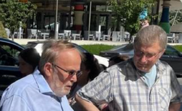 PAS PROBLEMEVE SHËNDETËSORE/ Fatos Nano fotografohet në kryeqytet, ndalon për të blerë libra në rrugë
