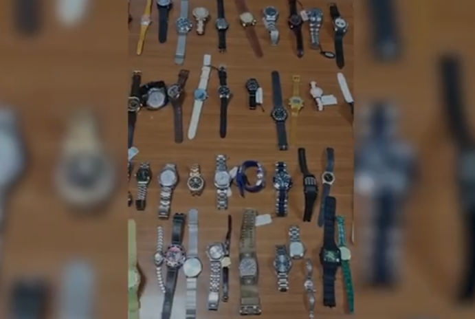 PAMJET/ Arrestohen “skifterët” e orëve në Durrës, zbardhen 3 vjedhje. Në banesën e 30-vjeçarit gjenden 190 orë dore