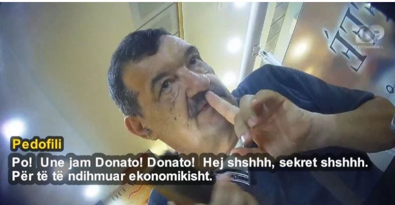 “SHHH, DO TË MBULOJ ME…”/ Zbulohet pedofili italian në Shqipëri, si e fut të miturën në banjo publike dhe…