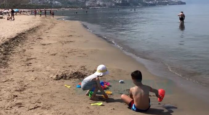 MË PAK PLAZHE PUBLIKE NË VLORË/ Pushuesit: Çmimet në hapësirat private janë rritur