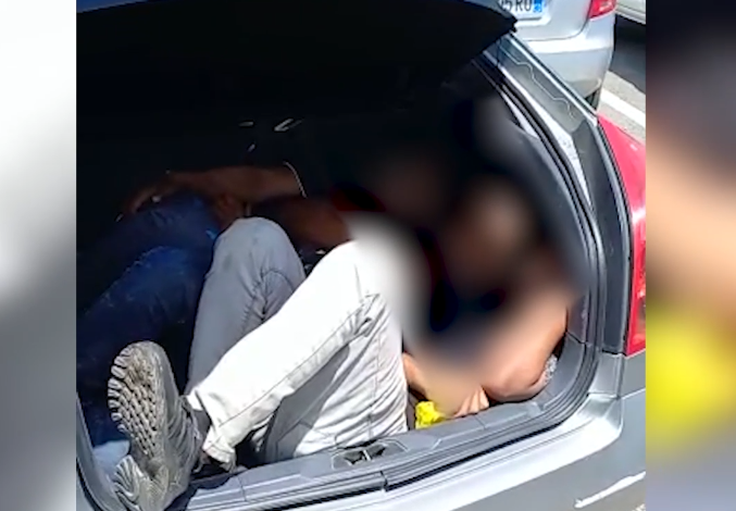ME EMIGRANTË TË PALIGJSHËM NË BAGAZHIN E MAKINËS/ Arrestohen në Elbasan 2 transportuesit