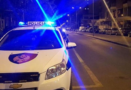 SHKOI NË SPITAL I PLAGOSUR DHE THA SE U RRËZUA/ 22-vjeçari pendohet: Më qëlluan me armë zjarri…