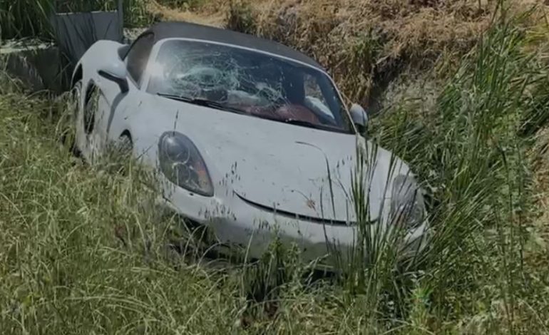 PAMJET/ Aksident te Kthesa e Patosit, Porsche përfundon në kanal, plagoset i riu