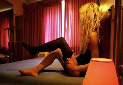 HISTORIA/ Shqiptarët përplasen për territorin e prostitutave. Tutori u largua me një shqiptar që “e ka vëllain polic”