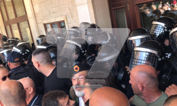 PROTESTA NË KOSOVË/ Veteranët e UÇK-së hyjnë me forcë në oborrin e Kuvendit, policia përdor gaz lotsjellës