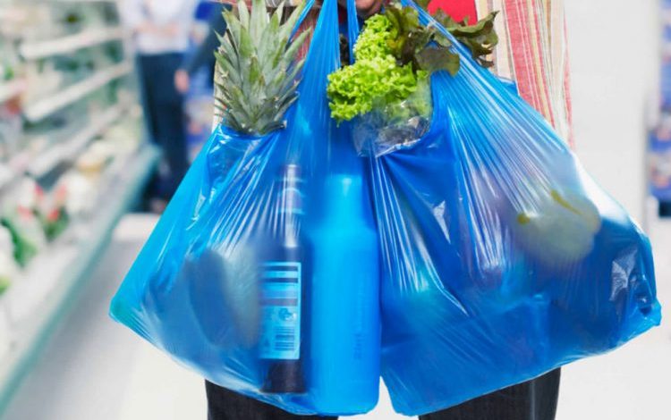 NGA SOT HIQEN NGA QARKULLIMI QESET PLASTIKE/ Hyn në fuqi vendimi: Gjoba edhe për konsumatorin