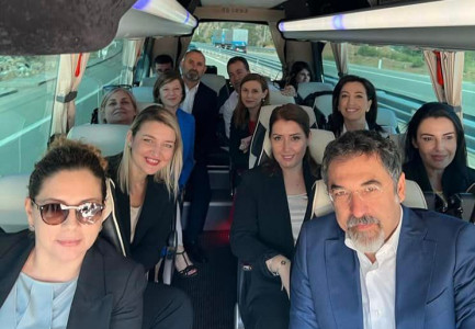 FOTOLAJM/ Ministrat e Ramës me autobus drejt Kosovës, për mbledhjen e tetë të përbashkët të dy qeverive